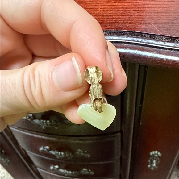 Vintage initial “C” earrings one clip on, one stud - Picture 4 of 6